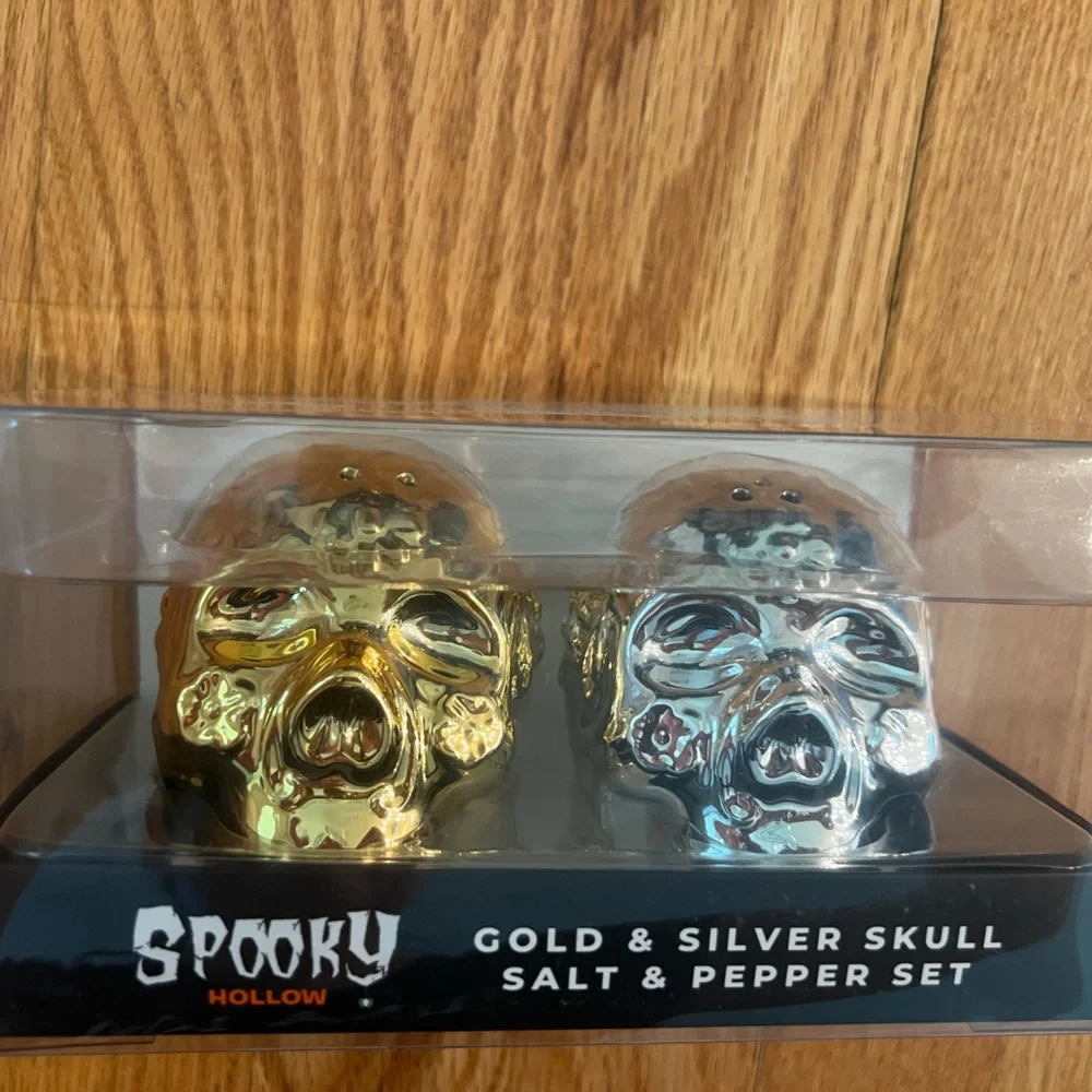 - Salt and Pepper skulls shakers Halloween theme